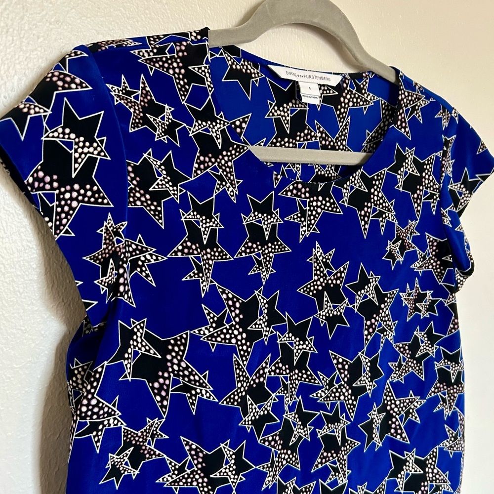Diane Von Furstenberg 100% Silk Cobalt Black Star Top Size 4